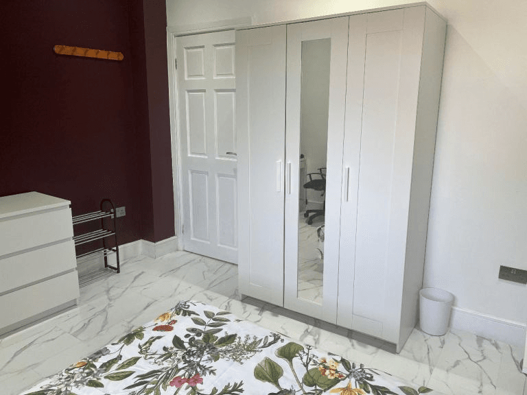 Ensuite Room Available โ HA2 7AS