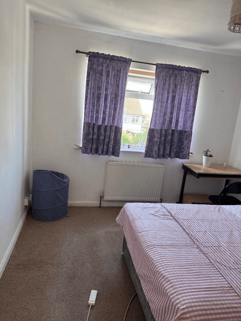 Double Room Available โ TW17 0AH