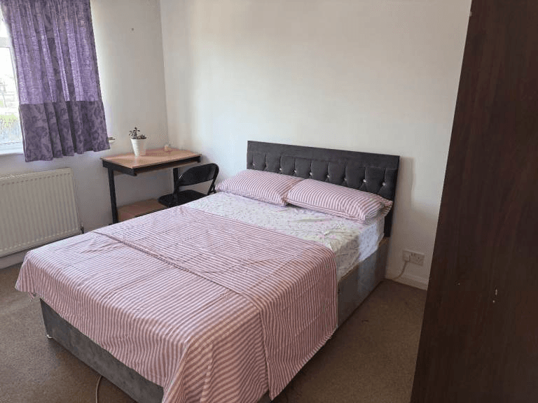 Double Room Available โ TW17 0AH