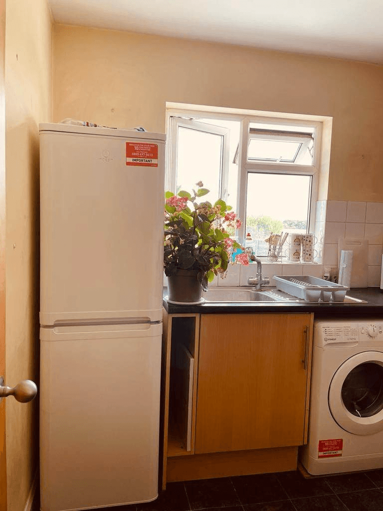 Double Room Available โ TW17 0AH